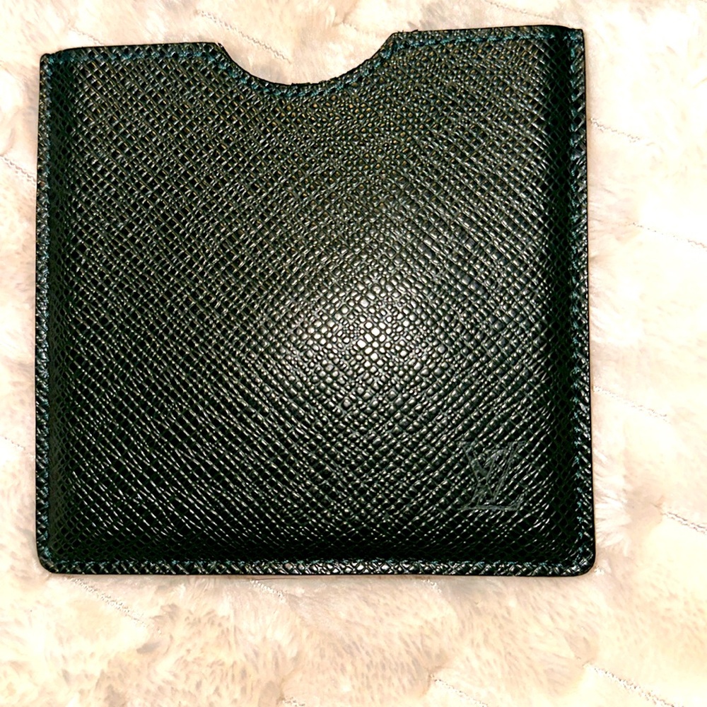 Louis Vuitton taiga leather card holder